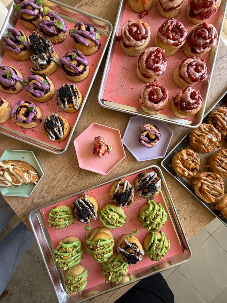 Rollos de Canela: La tendencia dulce que llegó para quedarse (¡y ahora también en sabores!)
