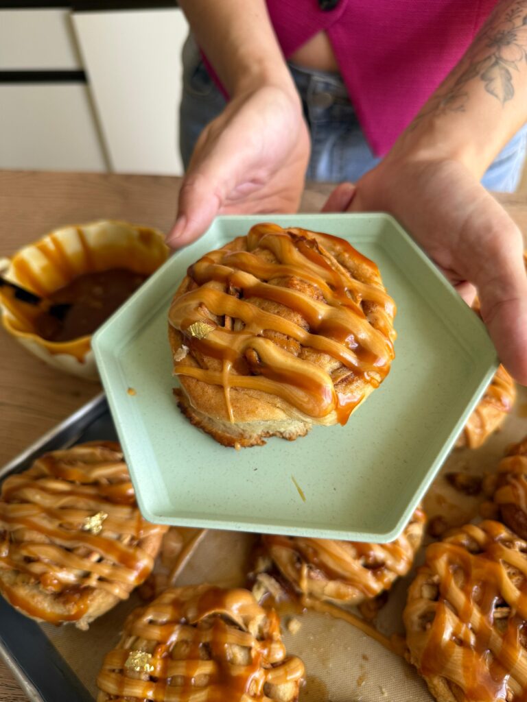 Rollos de manzana, nueces y caramelo salado