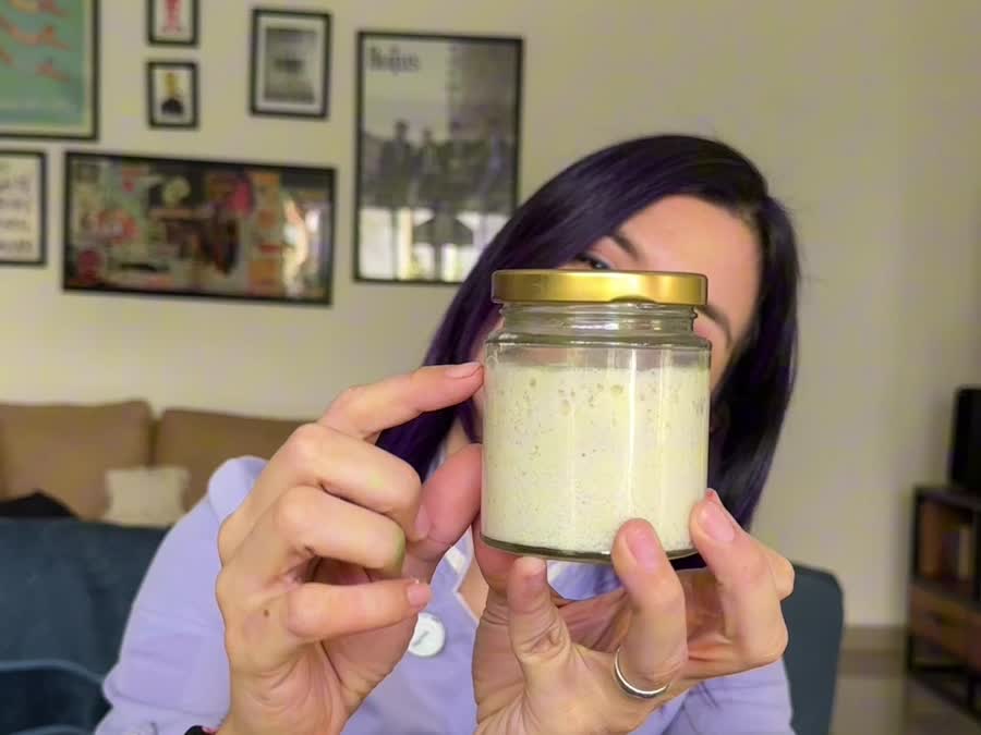 Frasco de masa madre sostenido en la mano