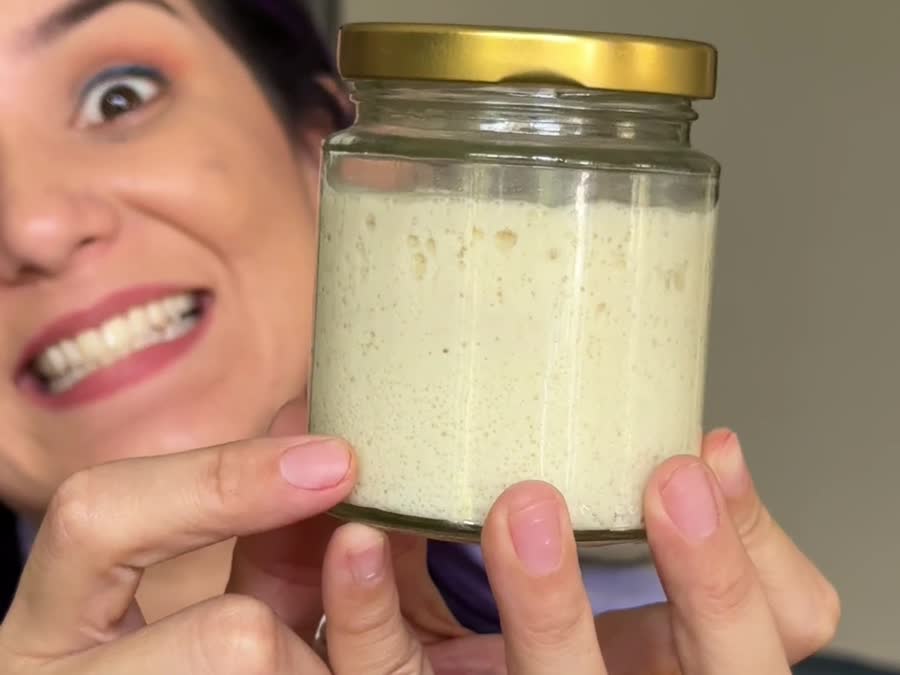 Frasco de masa madre viva, llena de burbujas