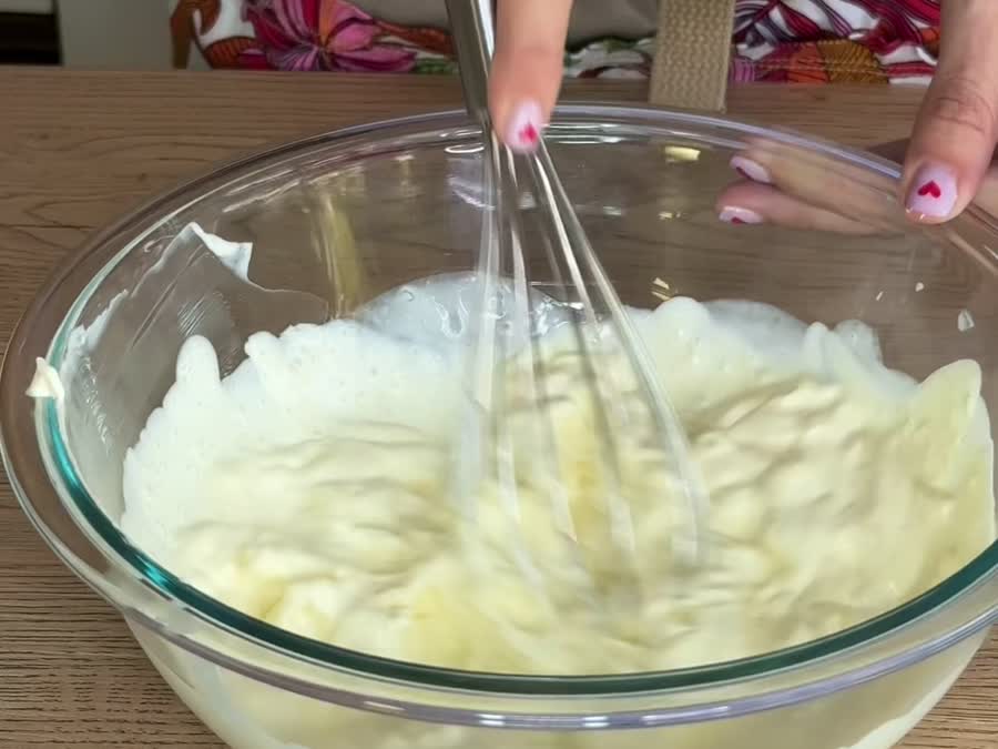 Batiendo el queso crema con la crema de leche y la mantequilla