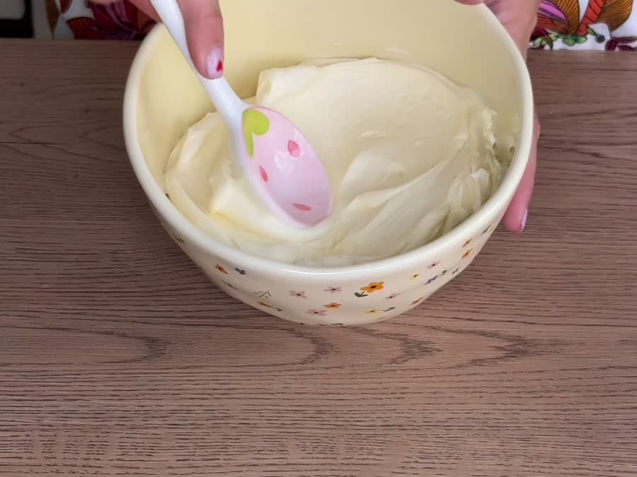 Pasando el mascarpone casero terminado a un bowl