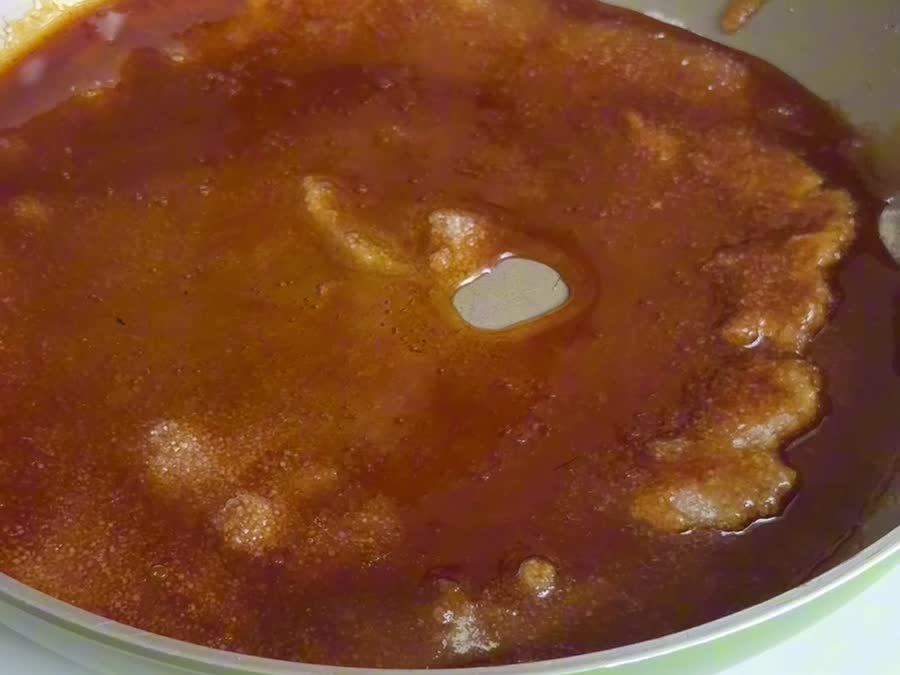 Caramelo dorado burbujeando en la sartén
