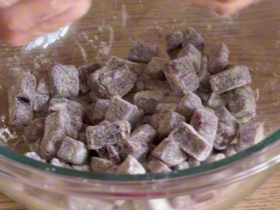 Cubos de pasta de guayaba pasados por harina en un bowl