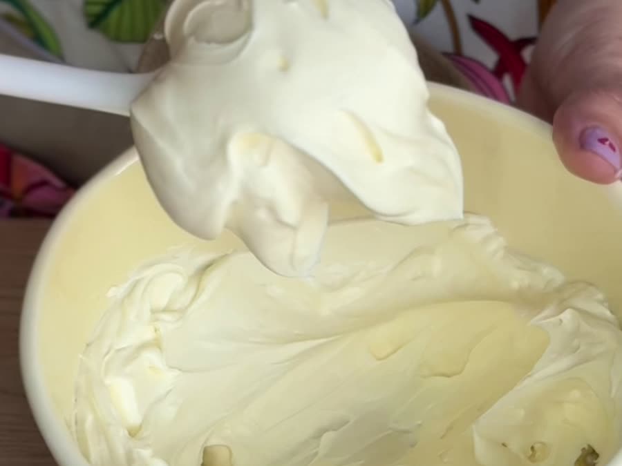 Mascarpone casero terminado, cremoso y liso, en un bowl blanco