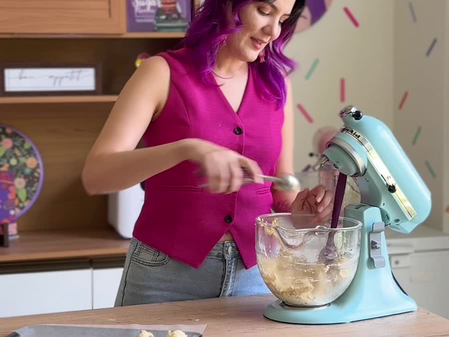 Porcionando la masa de galletas con una cuchara de helado