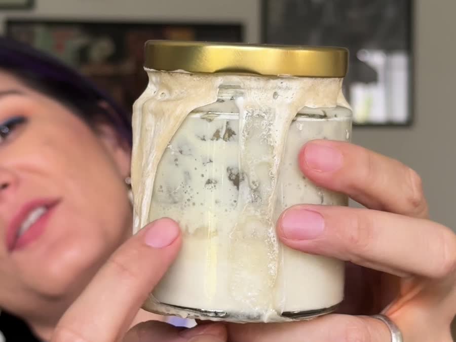 Frasco de masa madre pasada, con líquido oscuro encima