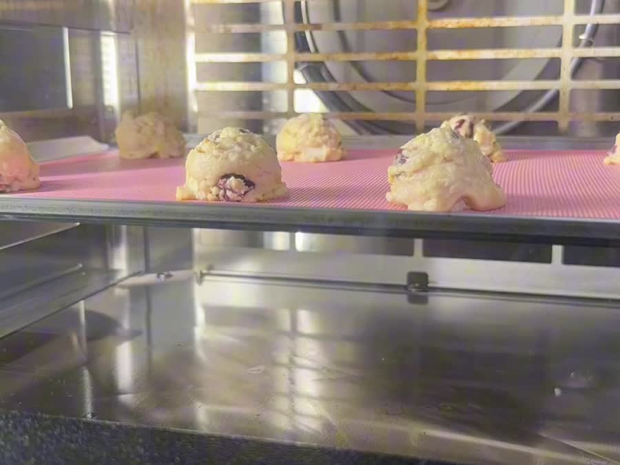 Las galletas de guayaba horneándose sobre el tapete de silicona