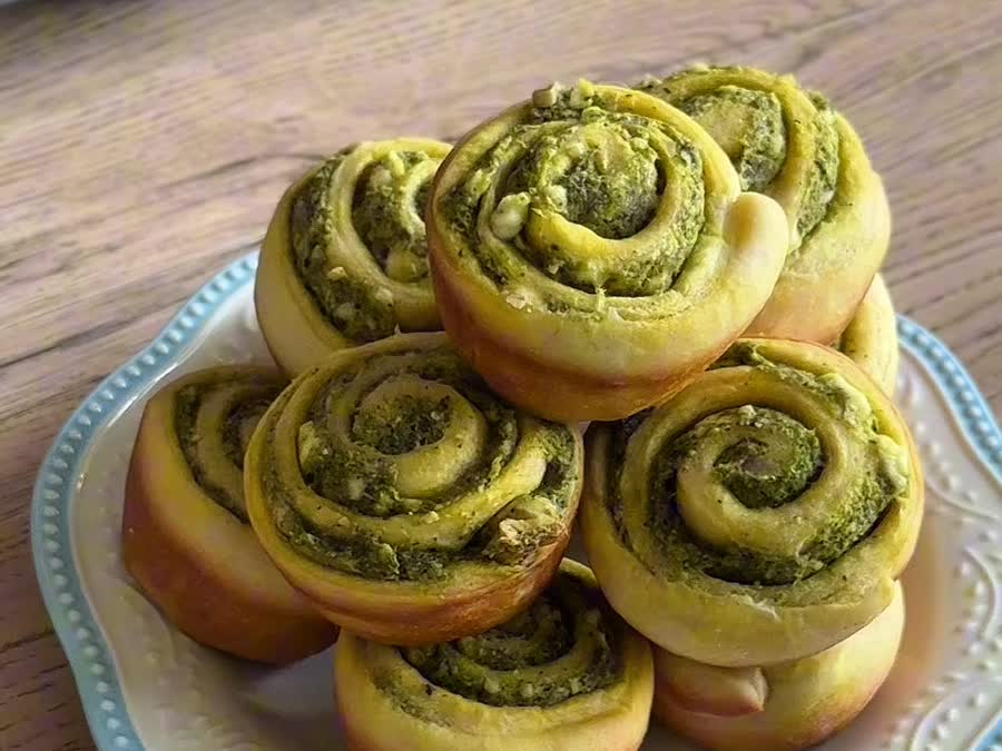 Rollos de pesto recién horneados servidos en un plato