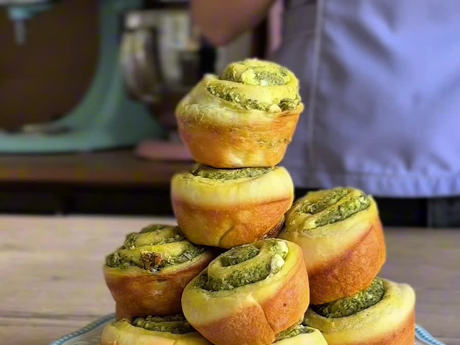 Torre de rollos de pesto horneados sobre un plato