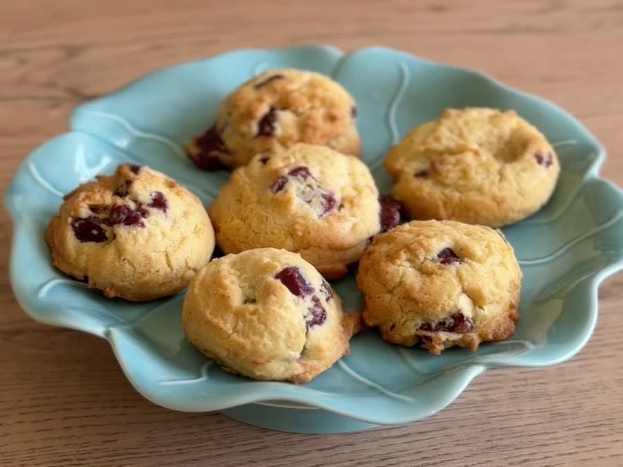 Galletas de guayaba recién horneadas en un plato celeste