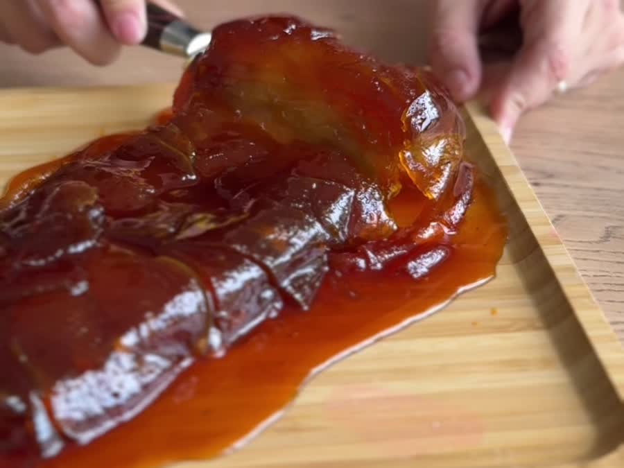 Mil hojas de manzana terminado sobre una tabla de madera, brillante de caramelo