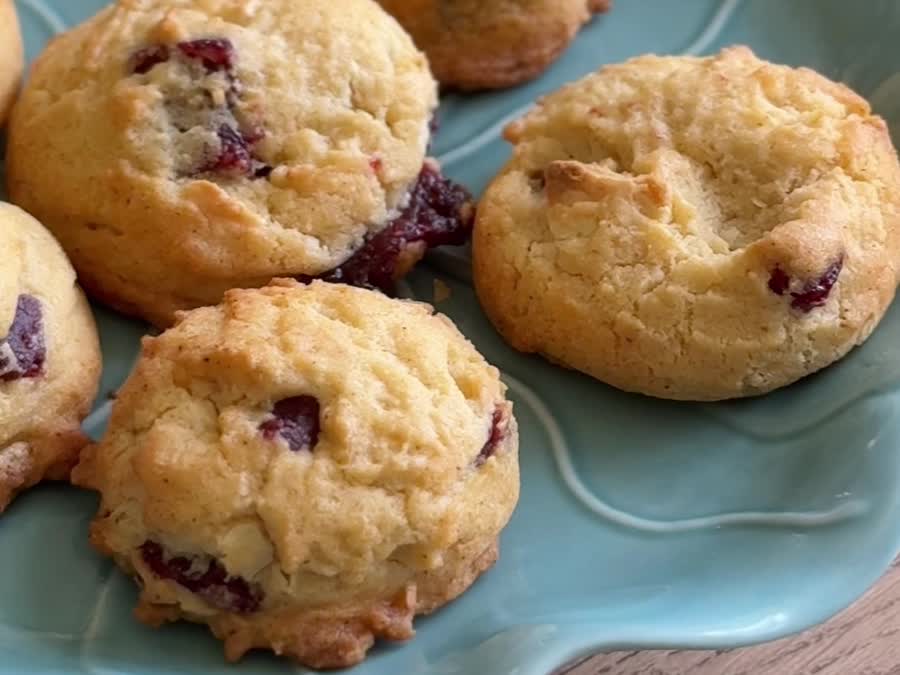 Galletas de guayaba de cerca, con los trozos de guayaba a la vista