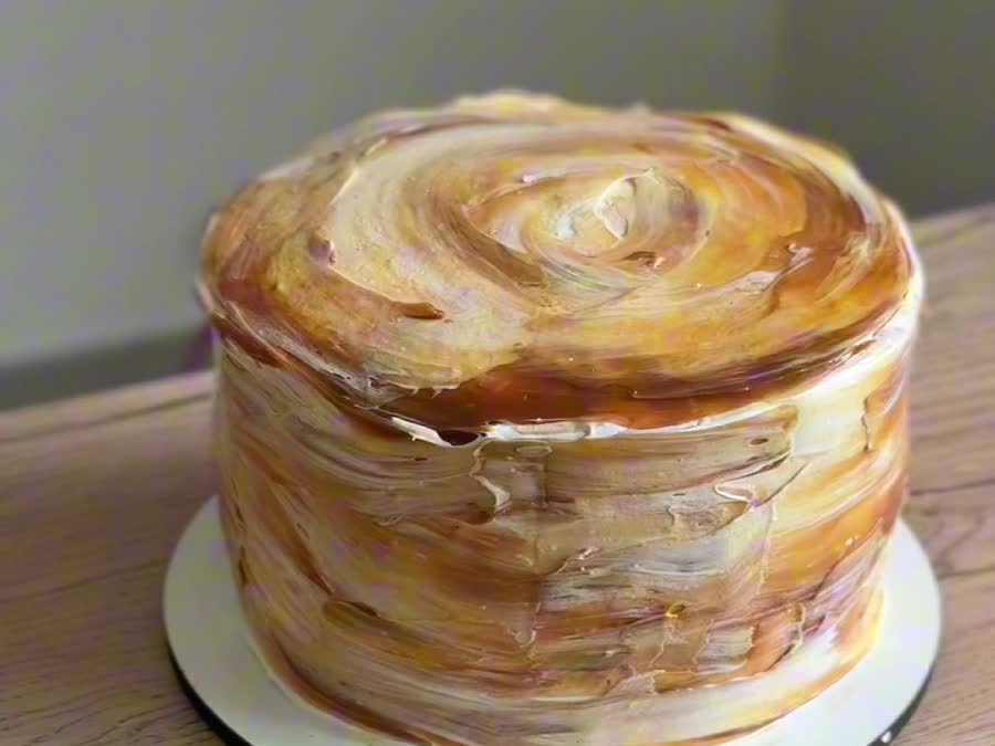 Torta de caramelo de la abuelita, cubierta de merengue suizo marmoleado con caramelo