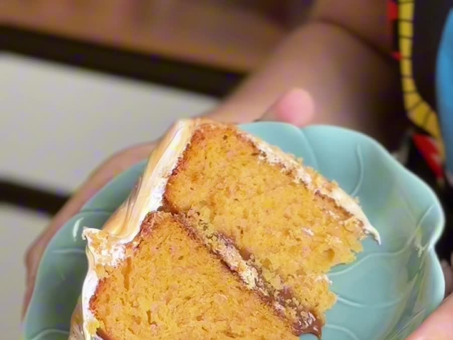 Porción de torta de caramelo de la abuelita servida en un plato celeste