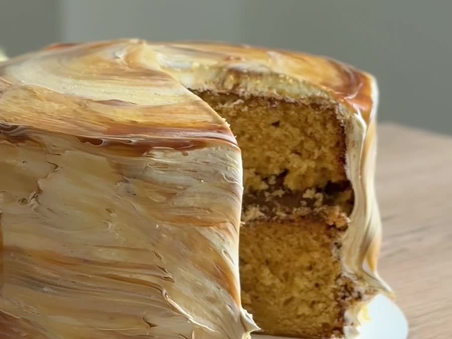 Torta de caramelo de la abuelita cortada, se ve el relleno de dulce de leche