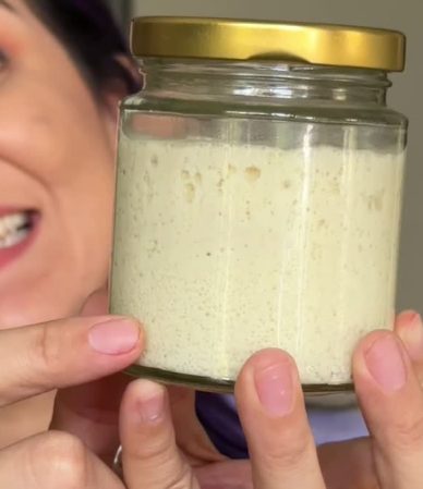 Frasco de masa madre viva, llena de burbujas