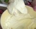 Mascarpone casero terminado, cremoso y liso, en un bowl blanco