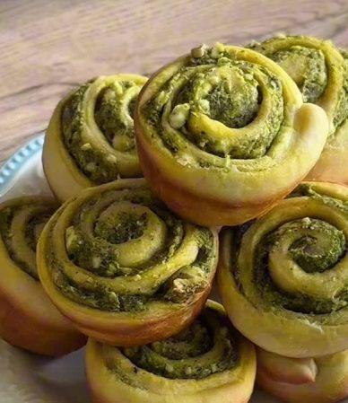 Rollos de pesto recién horneados servidos en un plato