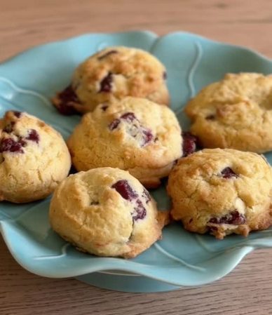 Galletas de guayaba recién horneadas en un plato celeste