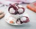 Galletas red velvet agrietadas con azúcar glas, dentro de una taza de porcelana